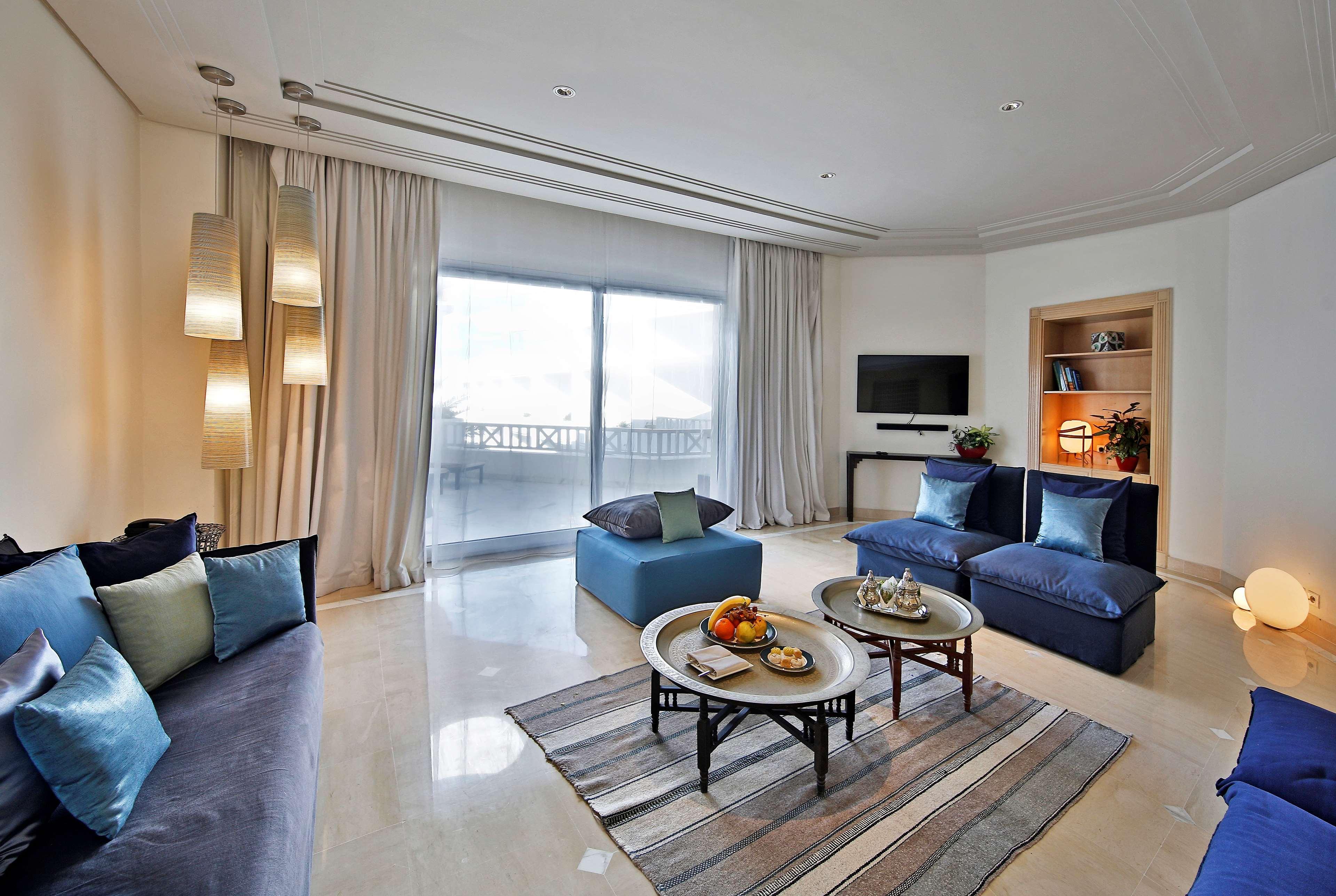 Radisson Blu Palace Resort & Thalasso, Djerba Mezraia 외부 사진 A living room at the Four Seasons Hotel, Cairo