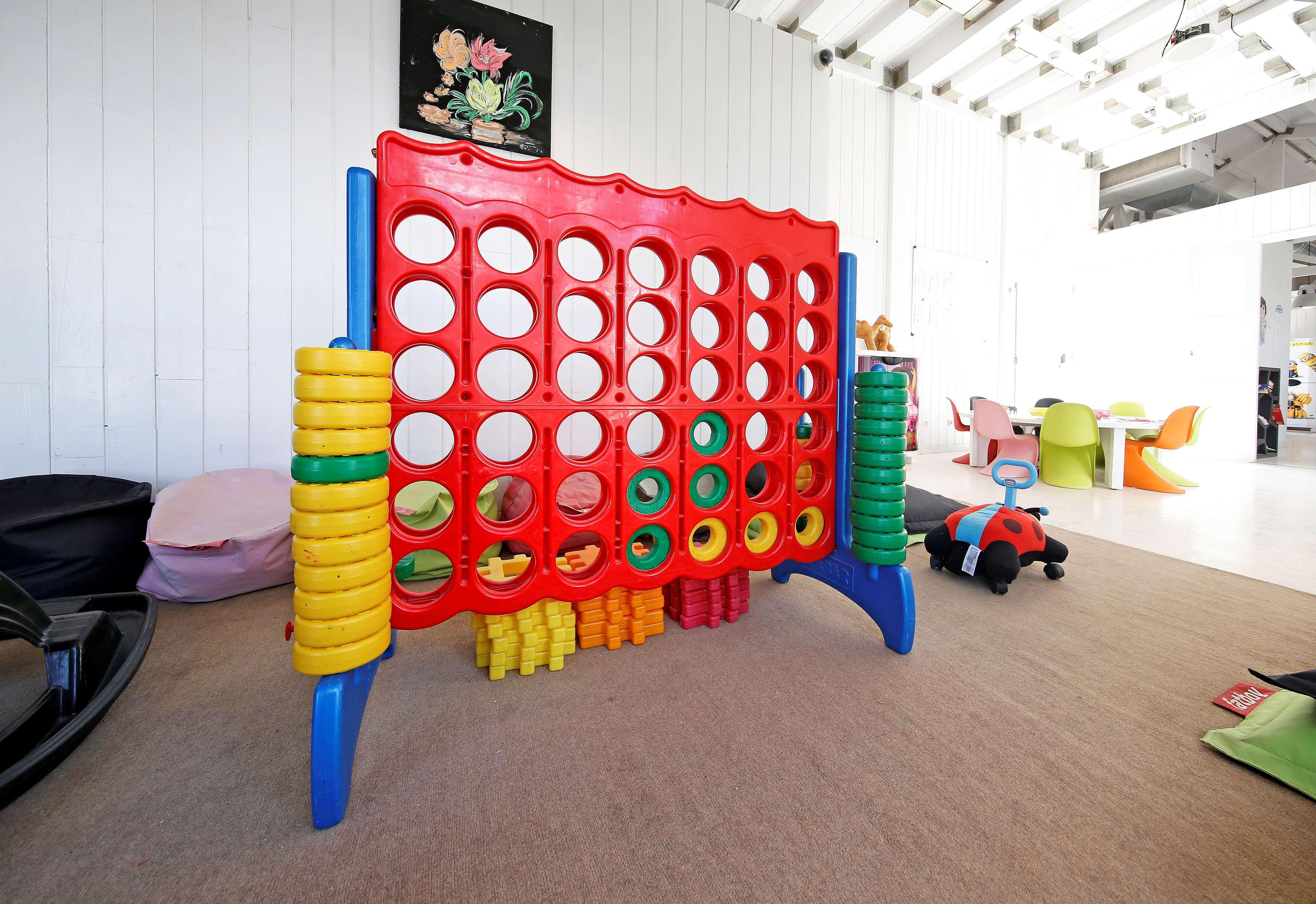 Radisson Blu Palace Resort & Thalasso, Djerba Mezraia 외부 사진 A large Connect Four game