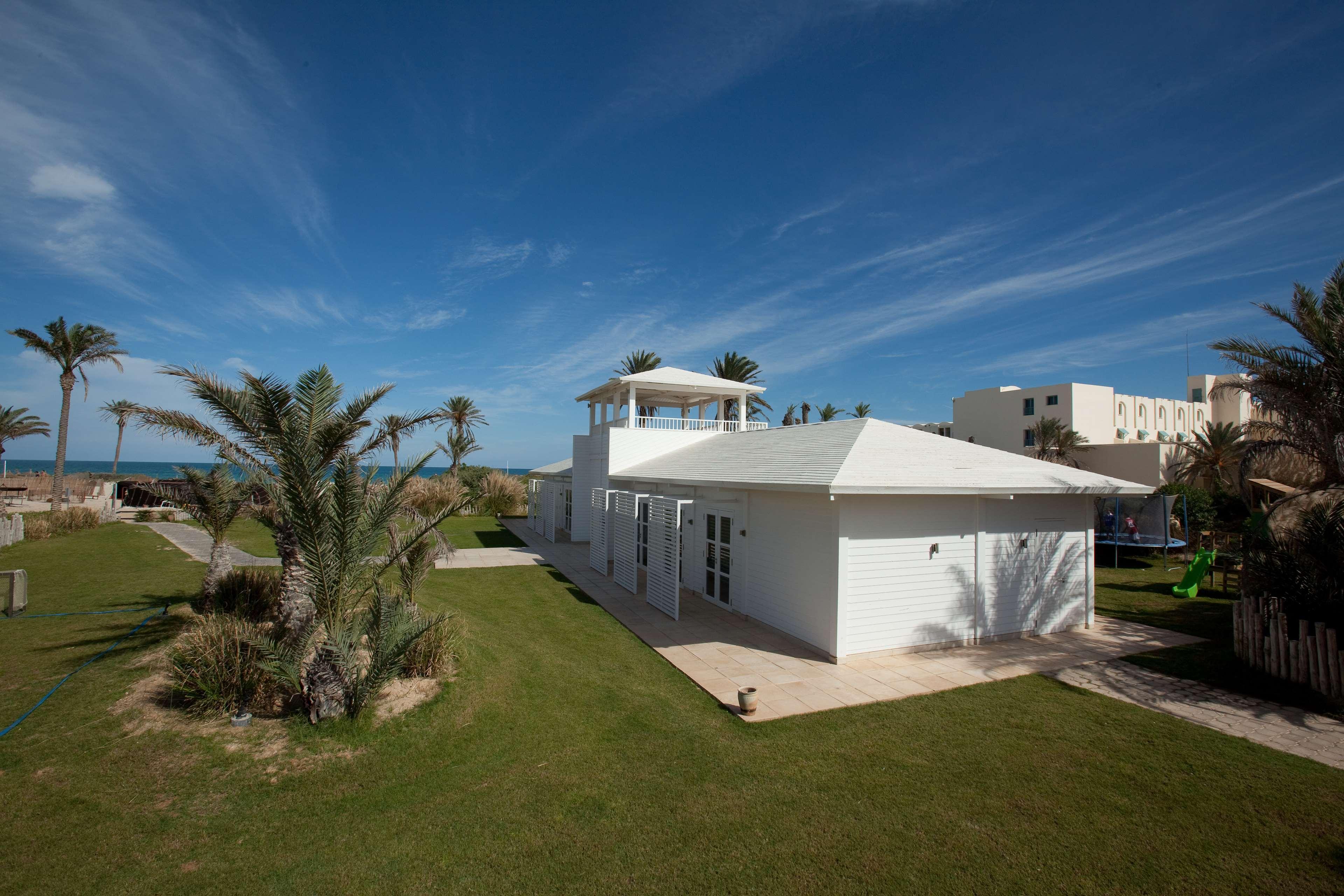 Radisson Blu Palace Resort & Thalasso, Djerba Mezraia 외부 사진 The clubhouse at the Dunes Golf Course