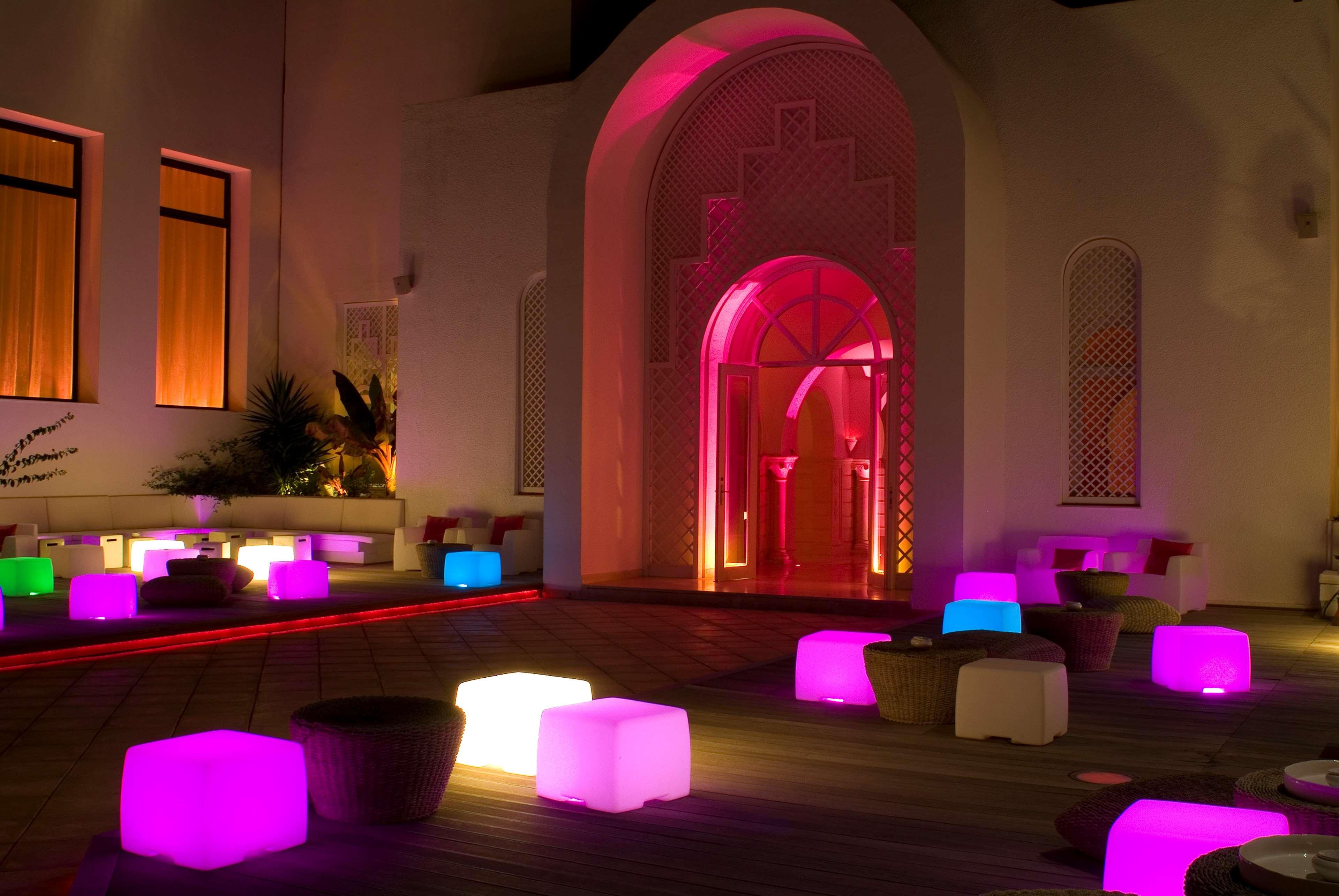 Radisson Blu Palace Resort & Thalasso, Djerba Mezraia 외부 사진 The interior of the nightclub