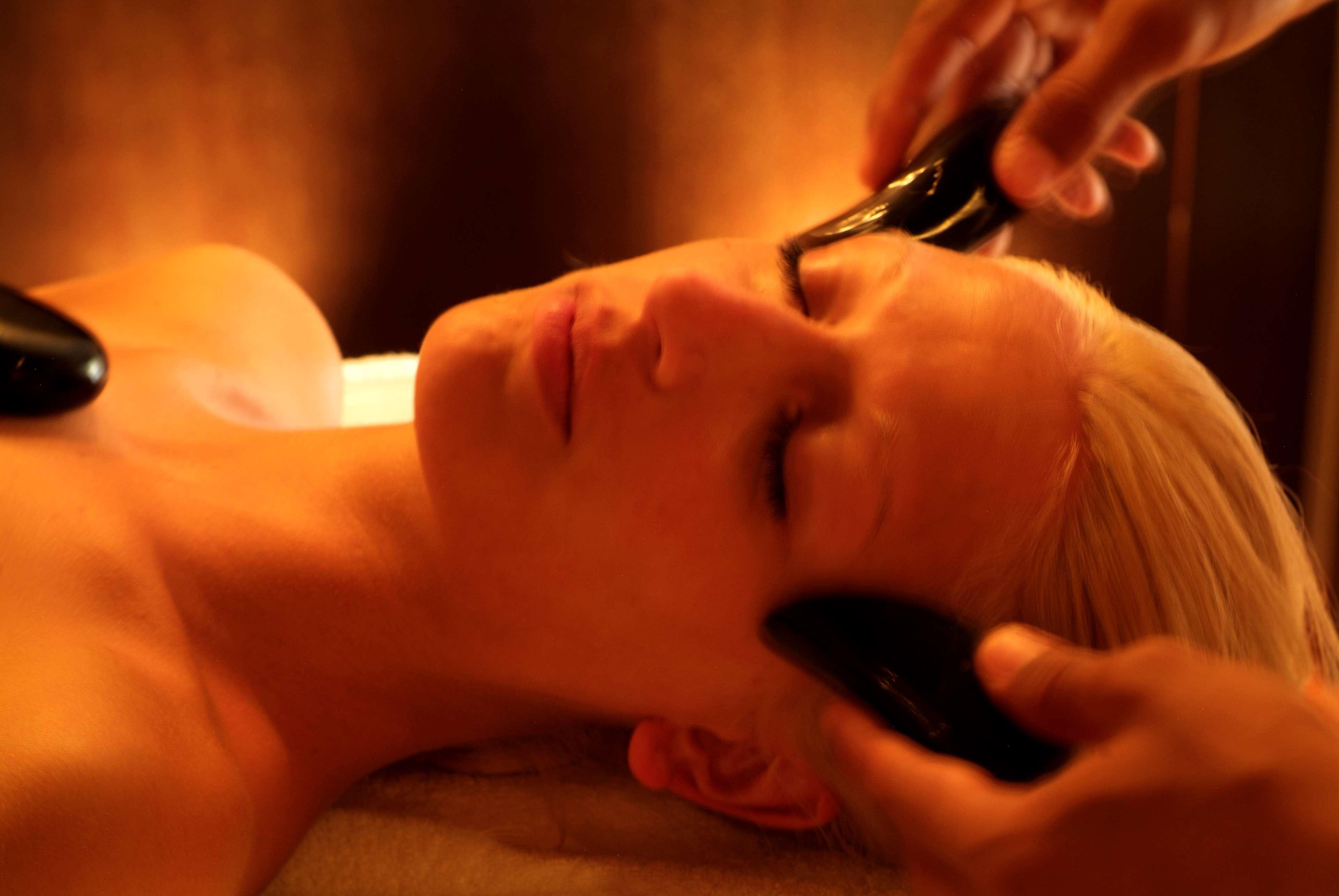 Radisson Blu Palace Resort & Thalasso, Djerba Mezraia 외부 사진 A woman receiving a facial stone massage