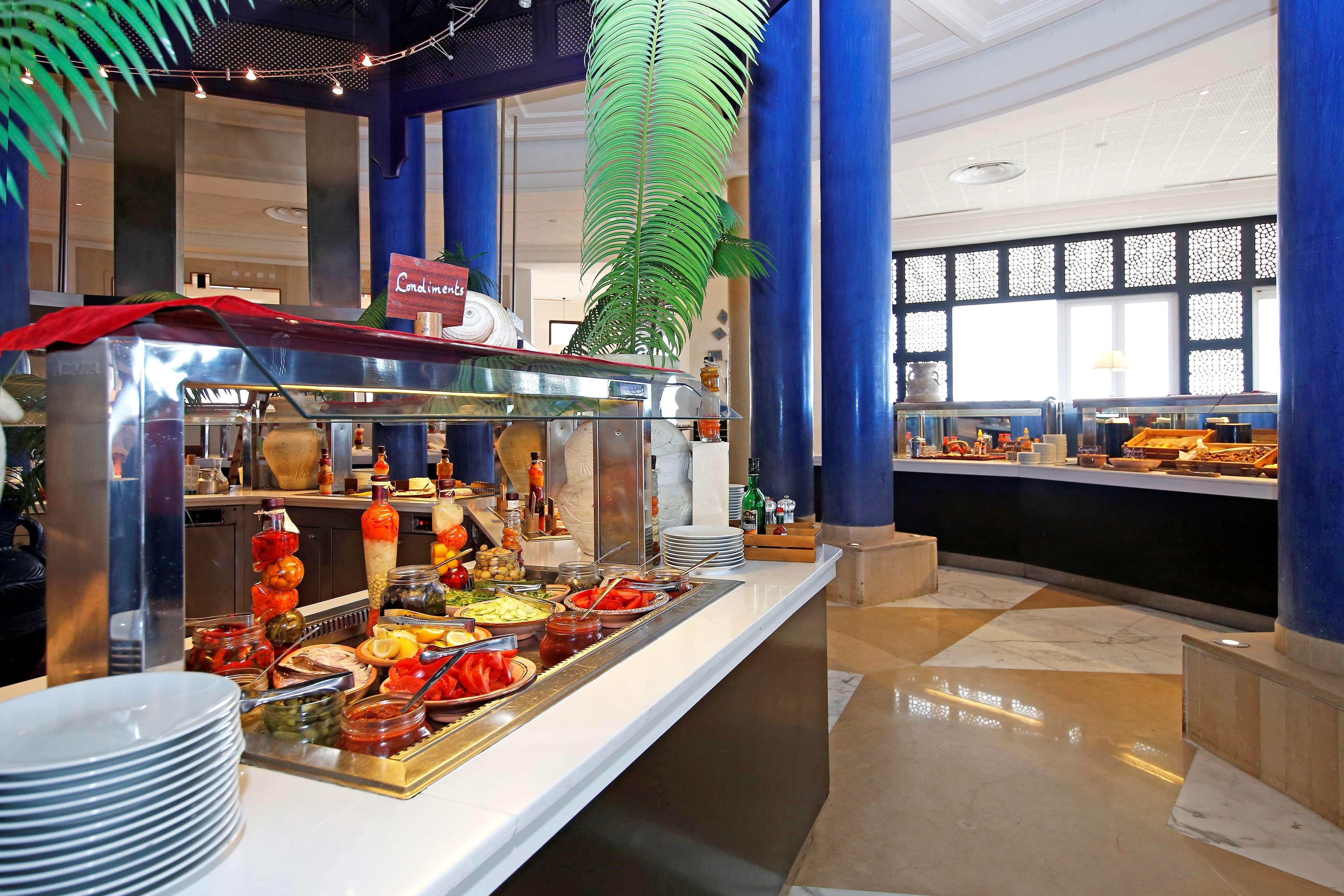 Radisson Blu Palace Resort & Thalasso, Djerba Mezraia 외부 사진 A buffet at a hotel