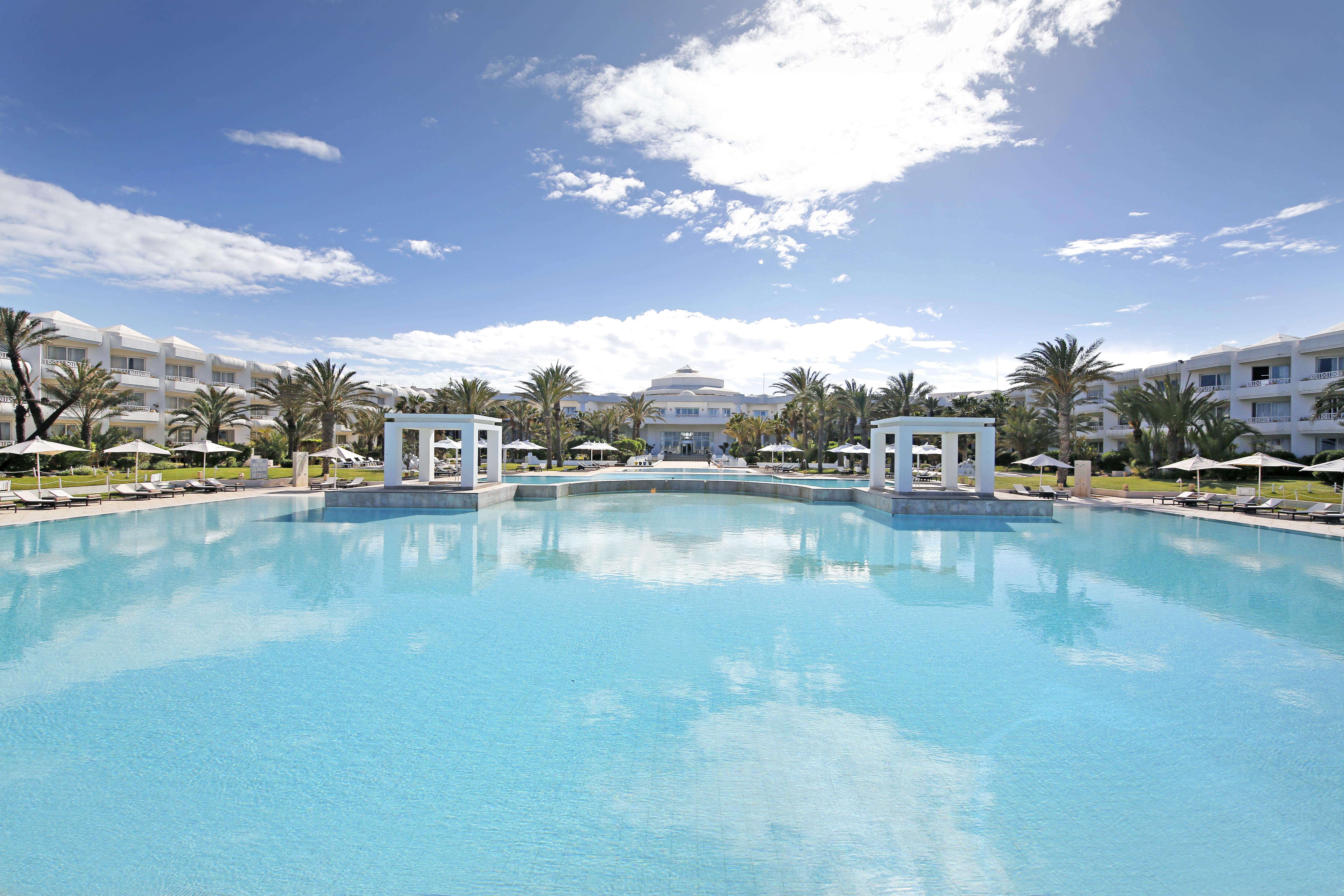 Radisson Blu Palace Resort & Thalasso, Djerba Mezraia 외부 사진 The swimming pool at the hotel