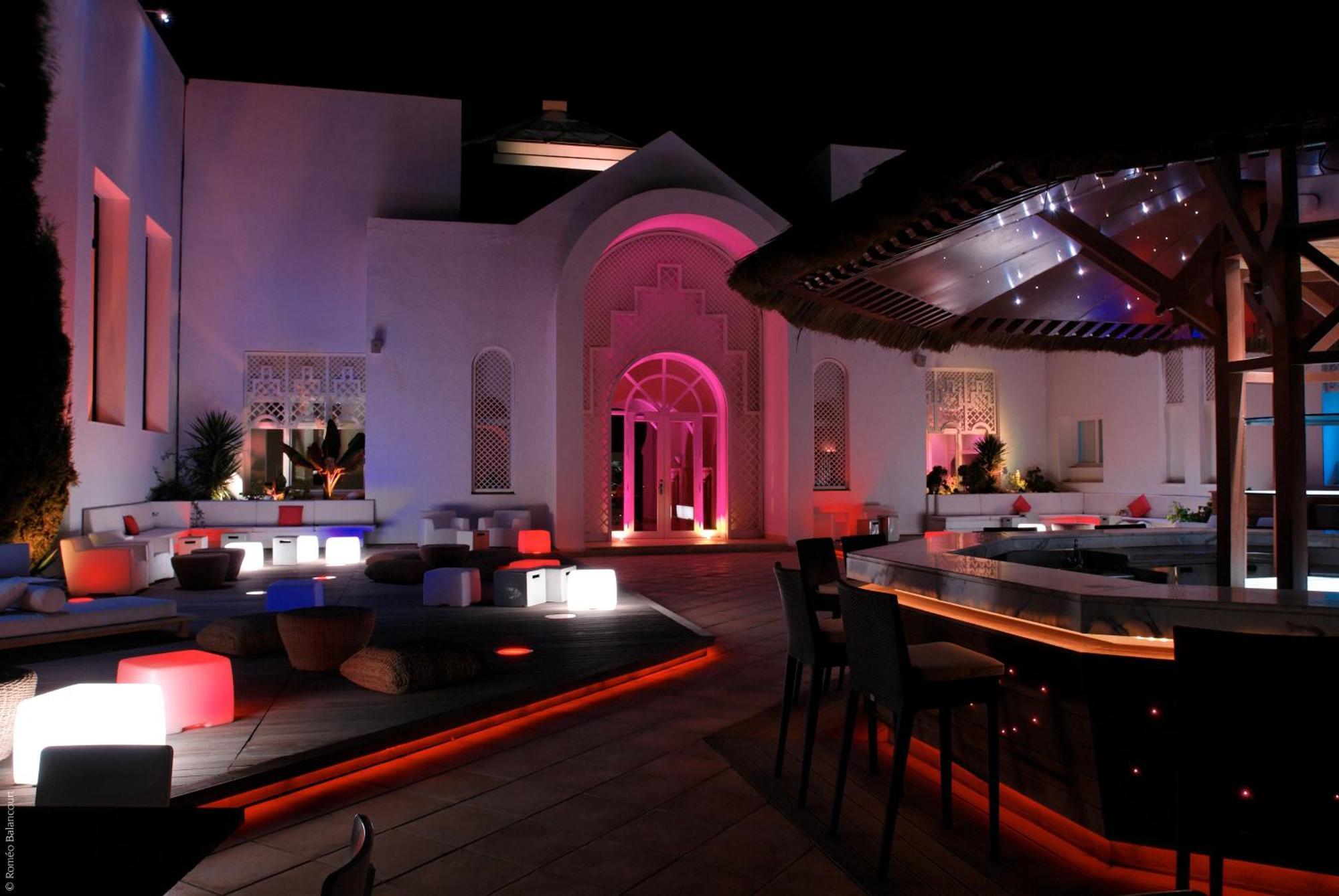 Radisson Blu Palace Resort & Thalasso, Djerba Mezraia 외부 사진 The bar at the nightclub